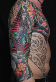 Rokas un krūškurvja Āzijas stila krāsu samuraju ziedu tetovējums