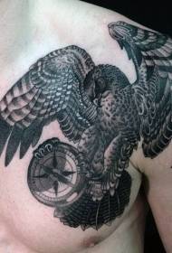 piept de magnific vultur gri negru cu model de tatuaj busola