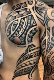 enorme tatuatge de tòtem polinesi en blanc i negre al pit i a les espatlles