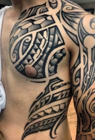 ingens album et nigrum Polynesian totem Threicae in pectore forma ab humero et sursum
