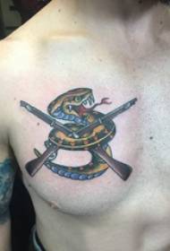 Bocah lanang tato dada duwe bedhil warna lan gambar tato ula