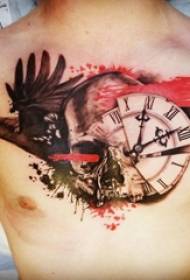 Tato dada laki-laki laki-laki dada Raven dan gambar jam tato