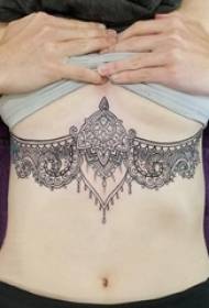 meitenes zem krūtīm tetovējums meitene zem melns dekoratīvs tetovējums attēls