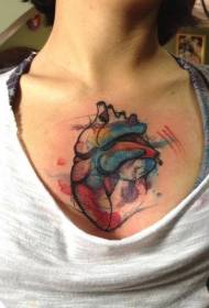 brystfarve sprøjt blæk krops hjerte tatoveringsmønster