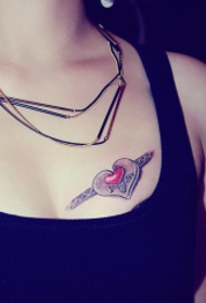 mellkas kreatív személyiség szív alakú színes tetoválás minta