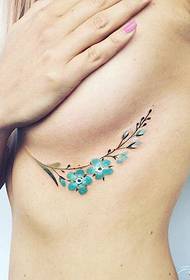 tytöt rinnassa siniset kukat pieni tuore seksikäs tatuointi malli