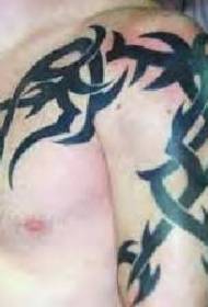 wzór tatuażu na klatce piersiowej i ramieniu czarny plemienny totem