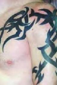 disegno del tatuaggio totem tribale nero petto e spalla