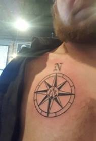 Cist tatŵs dynion gwrywaidd cist tatŵ du