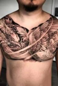 opere di tatuaggi maschili tradizionali a fiori grandi in stile tradizionale