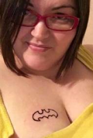 meitene krūtīs melna vienkārša līnija Betmens simbols tetovējums attēls