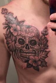 tengkorak tato tengkorak dada lelaki dan gambar tatu bunga
