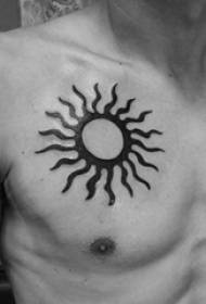 мальчики на чёрной линии креативная татуировка солнца на груди