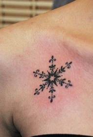 jente brystet snøfnugg tatoveringsmønster