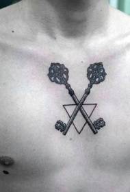 triangolo nero sul petto con motivo tatuaggio chiave