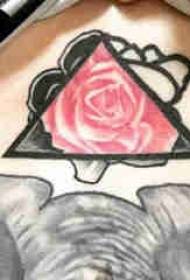 Dziewczęcy tatuaż pod klatką piersiową Dziewczęcy tatuaż pod trójkątem Trójkąt i róża