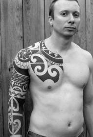 мистериозна црно-бела полинезиска тотем шема на тетоважи со рака и гради