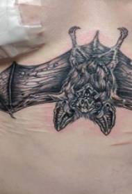 Tattoo bat dekle pod prsmi črno siva slika tatoo netopirja