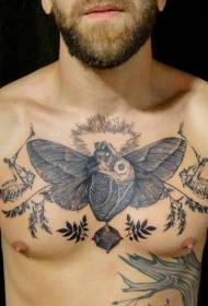 črno srce na prsih graviranja v prsih z vzorcem tatoo s krili