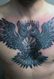 rinnassa hämmästyttävä musta harmaa pöllö yin- ja yang-juorien tatuointikuviolla