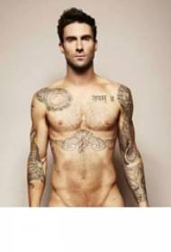 Star tatuu t’ẹda Adam Levine labẹ àyà ti awọn aworan tatu dudu ti idan