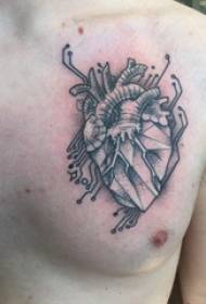 心臟位置紋身男性胸部黑色心臟紋身圖片