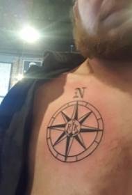 tatuaggio bussola maschile petto nero bussola tatuaggio immagine