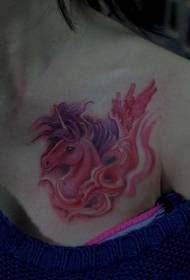 Ομορφιά στήθος κόκκινο μονόκερο μοτίβο τατουάζ