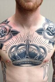 moška raznolikost prsi, polna prevladujočega vzorca tetovaže