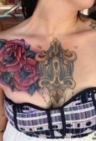 krūtinės tapyba Europos ir Amerikos rožių tatuiruotė