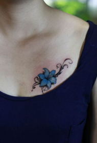 grožio krūtinės šviežių mėlynos gėlės tatuiruotės modelis