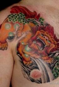 Krūtinės animacijos stiliaus spalvotas azijietiško „Tang Lion“ tatuiruotės raštas