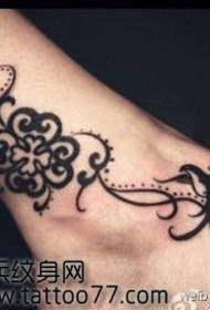 piede splendidamente popolare totem trifoglio rondine modello di tatuaggio
