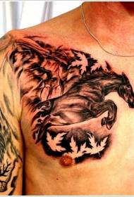 Teka na prsih v kombinaciji z vzorcem tetovaže javorjevega lista