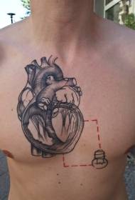 gravírovanie na hrudi čierne srdce s malým vzorom tetovania žiaroviek
