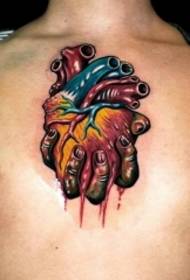 Personnalité masculine main poitrine tenant motif de tatouage coeur