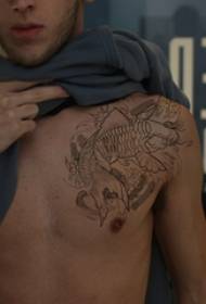 タトゥー胸男性少年胸黒イカのタトゥー画像