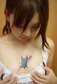 예쁜 여자의 가슴 나비 문신 패턴