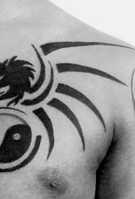 brystet svart yin og yang sladder tatoveringsmønster