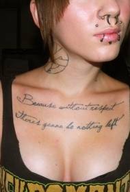 modello femminile tatuaggio petto bella lettera