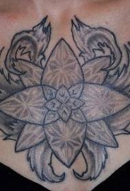 model de tatuaj piept de flori negre