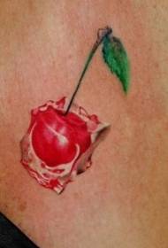 Padrão de tatuagem de cereja de cor no peito