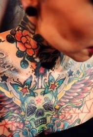 胸部墨西哥传统彩色骷髅翅膀与蝴蝶字母纹身图案