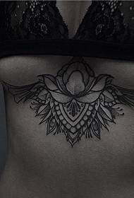 sieviešu krūšu kaula dekoratīvā stila tetovējums