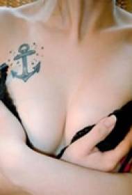 μικρό χαριτωμένο τατουάζ στο στήθος