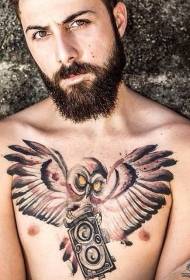 Patrón de tatuaje de búho de pecho masculino europeo