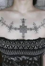 dobar set dizajna tetovaža na djevojčinoj prsnoj kosti