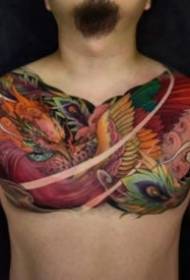 Un grupo de fotos de tatuaxes no peito de grandes flores no peito dos homes