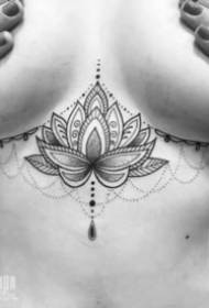 tattoo tattoo sexy i waenganui i nga uha wahine