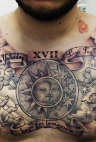 Sol e lúa en branco e negro de peito con pequenos patróns de tatuaxe de anxo